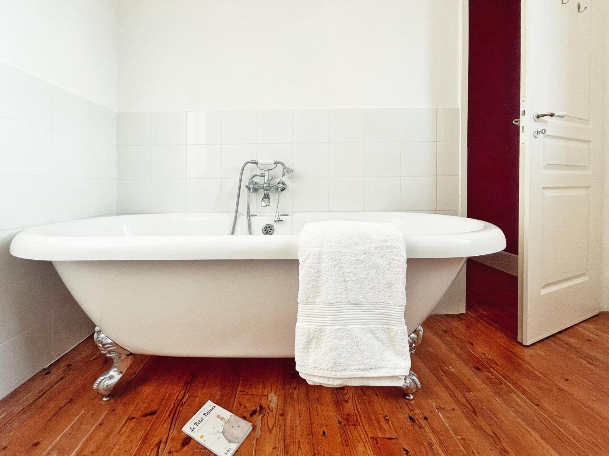 Petit Chateau Le Piot Bed & Breakfast Fleurance Bagian luar foto